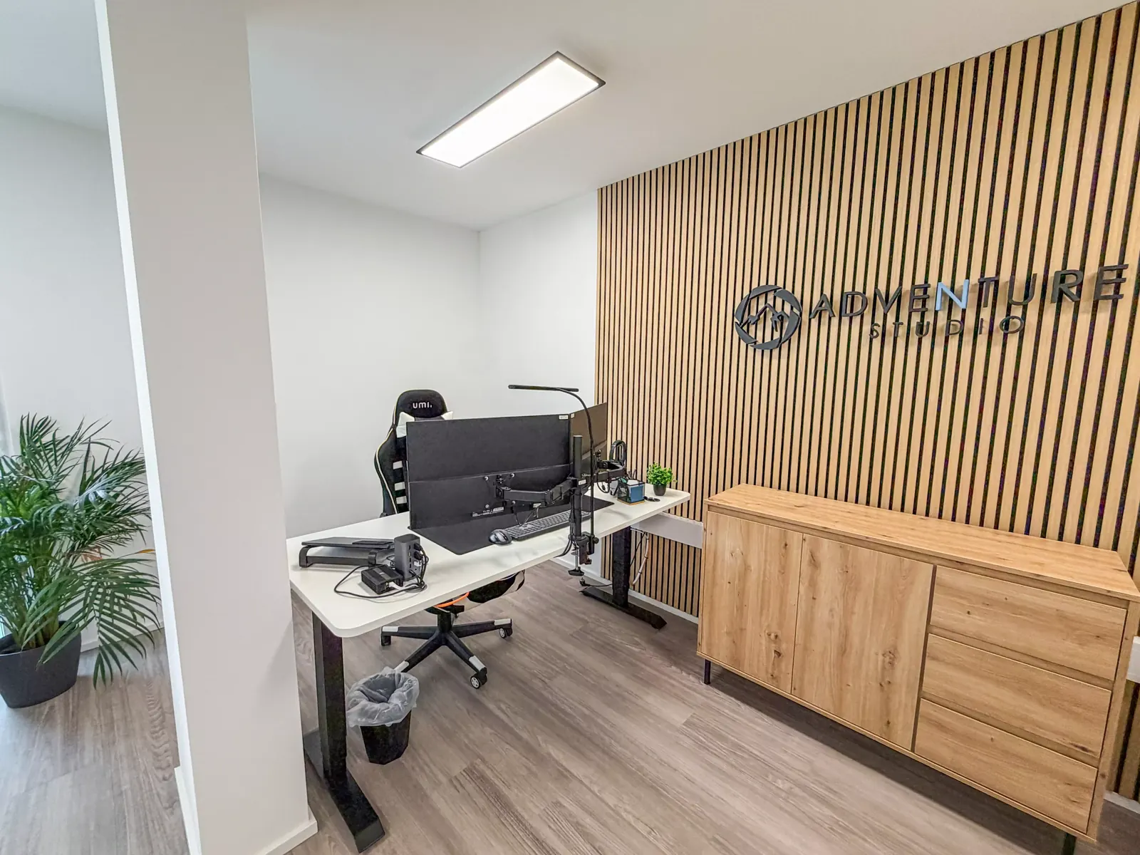 Arbeitsplatz mit Sideboard